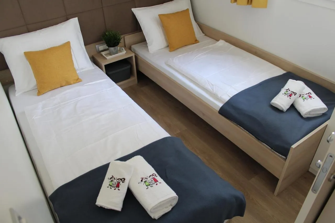 Two Sisters Mobile Home Biograd Na Moru Campsite